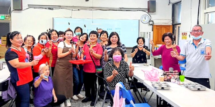 ▲豐田社區發展協會與東海龍門天聖宮互動熱絡溫馨,傳為台東佳話!東海龍門天聖宮宮主陳柔嫻曾與執事人員前往豐田社區,親自指導長者製作精美手工巧克力,希望發揚聖母慈悲精神傳遞善念與幸福、把特別的祝福與關懷送入地方社區。(圖/東海龍門天聖宮 提供)