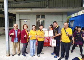 ▲內政部績優宗教團體台東指標媽祖廟『東海龍門天聖宮』，主委陳錦鋒(左四)委員會共襄盛舉延平鄉公益活動；左二為延平鄉公所社會課課長宋德麟。(圖/東海龍門天聖宮 提供)