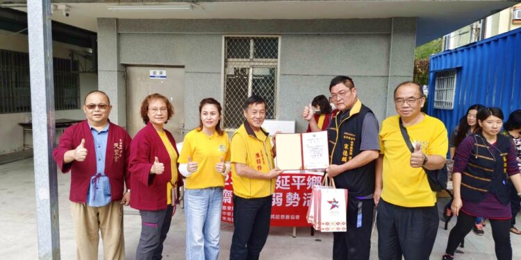 ▲內政部績優宗教團體台東指標媽祖廟『東海龍門天聖宮』,主委陳錦鋒(左四)委員會共襄盛舉延平鄉公益活動;左二為延平鄉公所社會課課長宋德麟。(圖/東海龍門天聖宮 提供)