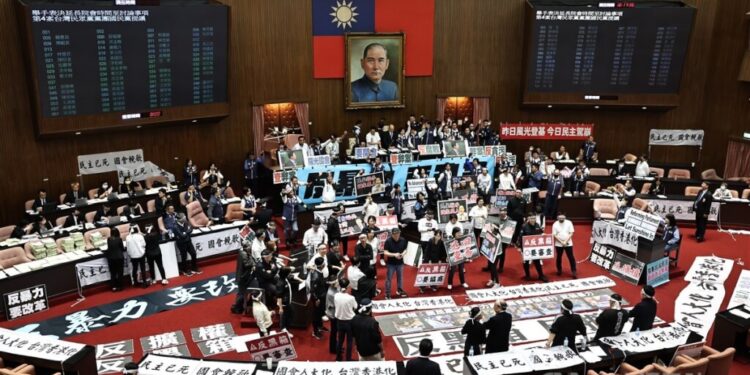 国会改革民调出炉!挺改革法案、批评民进党的声量约占6成5