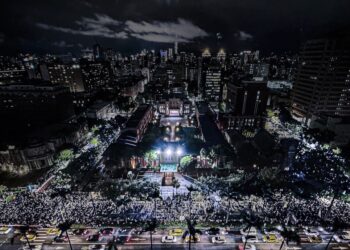 台湾立院续审国会改革修法 场外集结抗议民众