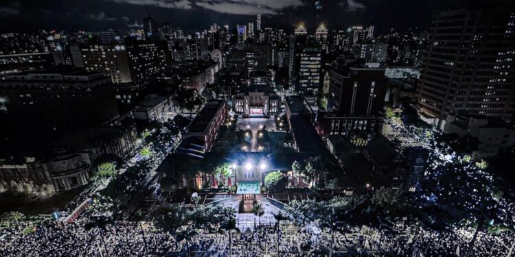 台湾立院续审国会改革修法 场外集结抗议民众