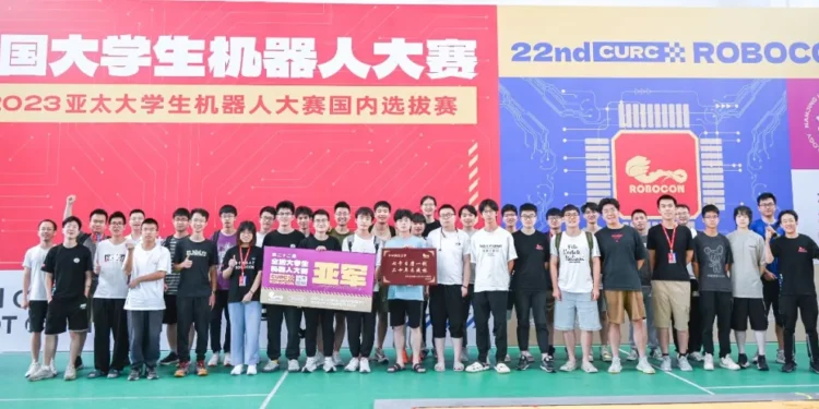 全国大学生机器人大赛 华科大学子机器人团队表现出色