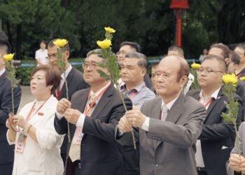 新党主席吴成典率党团成员拜谒黄花岗烈士墓谈两岸前景