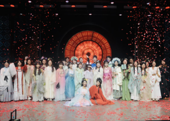 青年着华服品古风礼宴 徜徉舞乐声中「对话」历史