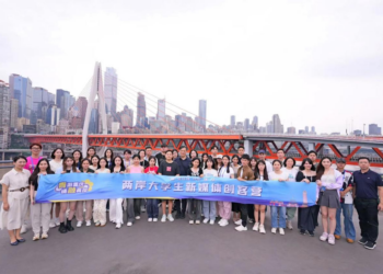 青年着华服品古风礼宴 徜徉舞乐声中「对话」历史