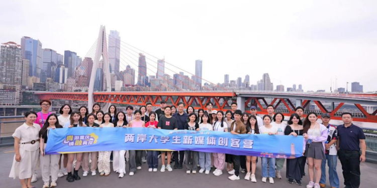 青年着华服品古风礼宴 徜徉舞乐声中「对话」历史