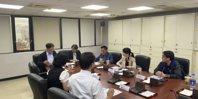 台东县府财经处指出,当日拜会能源署研商内容为地热能发电在台东县推动面临的实际课题,包含部落章程对开发许可的规范、地热能开发是否需部落咨商同意、区域环境监测与总量管制规划等议题