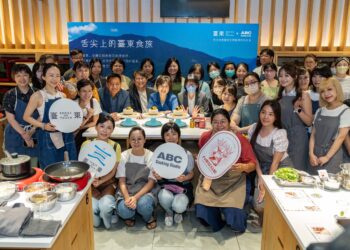 『舌尖上的台东食旅』台东特色物产暨限定体验课程发表会，饶县长与黄建宾立委、ABC Cooking Studio董事长黄尚莉一同出席，希望将台东的优质农产推向国际