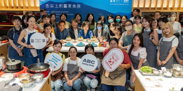 『舌尖上的台东食旅』台东特色物产暨限定体验课程发表会，饶县长与黄建宾立委、ABC Cooking Studio董事长黄尚莉一同出席，希望将台东的优质农产推向国际