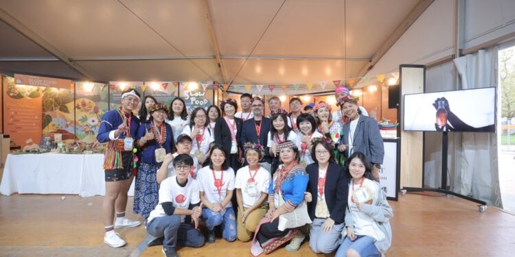 兩年一度的慢食全球年會昨(26)日起連續五天在義大利杜林登場，台東縣長饒慶鈴率領7組台東慢食廚人及縣府團隊與會