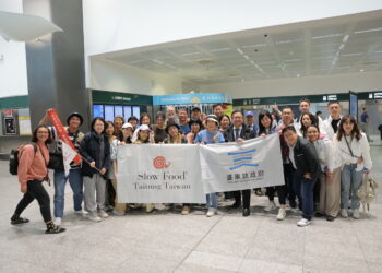 台东县长饶庆铃24日更亲自率队前往意大利参加全球慢食年会(2024 Terra Madre Salone del Gusto)，展现台东12年来发展慢食运动的成果，驻米兰台北办事处处长林赞南亲自接机