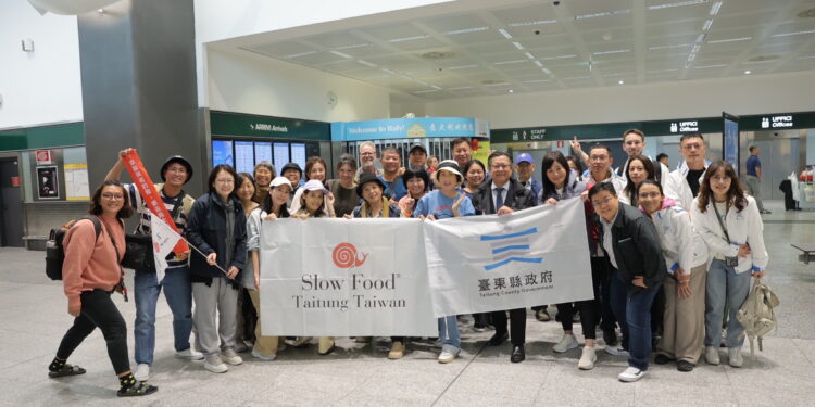 台东县长饶庆铃24日更亲自率队前往意大利参加全球慢食年会(2024 Terra Madre Salone del Gusto)，展现台东12年来发展慢食运动的成果，驻米兰台北办事处处长林赞南亲自接机