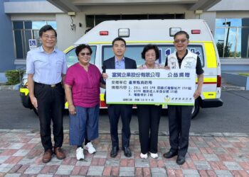 富贸林朱美华董事长捐赠台东县消防局一般型高顶救护车乙辆及12导程多功能心脏监视仪器…等设备，价值400余万，台东县消防局管建兴局长于09月24日捐赠仪式上致赠感谢状及纪念品