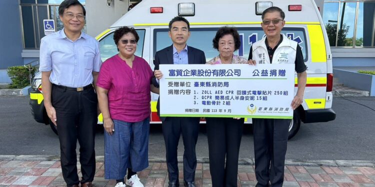 富贸林朱美华董事长捐赠台东县消防局一般型高顶救护车乙辆及12导程多功能心脏监视仪器…等设备，价值400余万，台东县消防局管建兴局长于09月24日捐赠仪式上致赠感谢状及纪念品