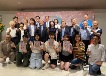 教育部政务次长叶丙成与慈善领导力作者粘晓菁医师、书中智者及学生等大合照