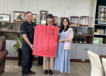 祝賀李佳宴同學錄取高考財稅行政，(左起）林明錚校長、李佳宴同學、會計事務科主任楊美芳合影