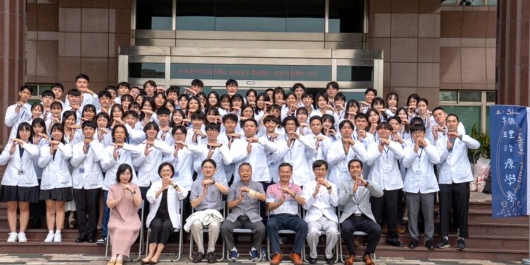 義守大學物治系學生近年來國考表現相當亮眼，今年總共有27位學生通過考試，通過率超越