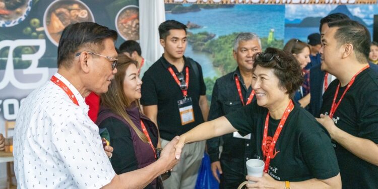 台东县长饶庆铃于27日率领代表队亮相意大利慢食全球年会，正式开幕『台东馆』，向世界展示台东独特的风土人情与慢食实践