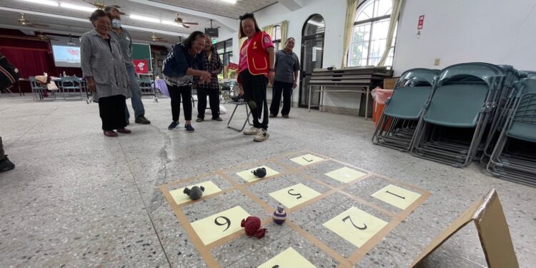 华山基金会关山站爱心天使站今日在里珑里活动中心举办14周年感恩茶会，感谢在地长期支持的善士及义工陪伴弱势长辈