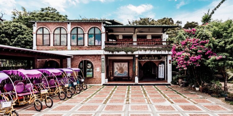 『稻米原乡馆』由废弃肥料仓库华丽转身的小区中心，不仅见证了台湾农村的蜕变，更成为推动小区营造的典范