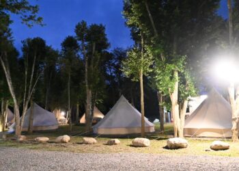 『轩沐居露营区』位于鹿野高台，邻近每年暑假最热门的热气球嘉年华活动，不仅可以一览纵谷之美景，还可以品尝在地特色名产红乌龙…等