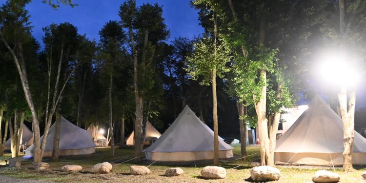 『轩沐居露营区』位于鹿野高台，邻近每年暑假最热门的热气球嘉年华活动，不仅可以一览纵谷之美景，还可以品尝在地特色名产红乌龙…等