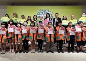 全体贵宾与新竹县内湾小学小朋友们合影