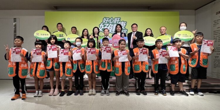 全体贵宾与新竹县内湾小学小朋友们合影