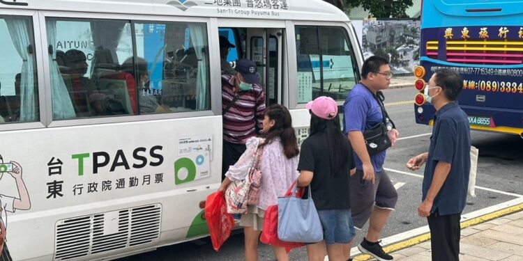 台东县政府为扩大台湾好行纵谷鹿野线服务等级，即日起至11月4日台湾好行纵谷鹿野线升级为邮轮式导览服务，每日上、下午各一班次提供随车导览服务介绍鹿野纵谷景点