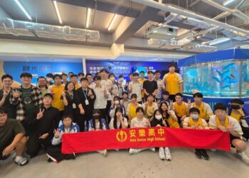 国立海洋科技博物馆携手基隆市立安乐高级中学于日前共同举办了一场充满创新与惊喜的『AI仿生机械鱼科技体验活动』