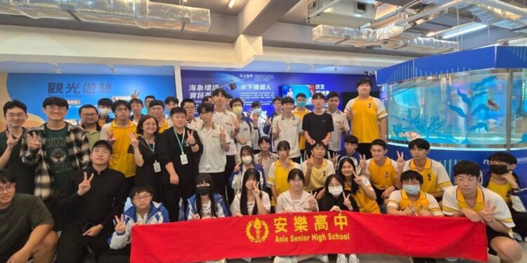 国立海洋科技博物馆携手基隆市立安乐高级中学于日前共同举办了一场充满创新与惊喜的『AI仿生机械鱼科技体验活动』