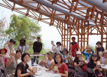 在共学基地『香兰之森』制作与旧香兰遗址出土陶器同款纹饰的小木盒