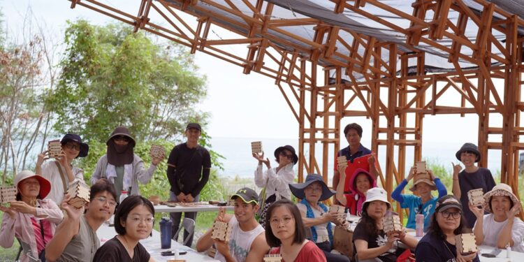在共学基地『香兰之森』制作与旧香兰遗址出土陶器同款纹饰的小木盒