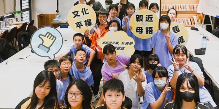 学员们在『艺青二号』丰富的课程内容中学习艺术与母语的重要性