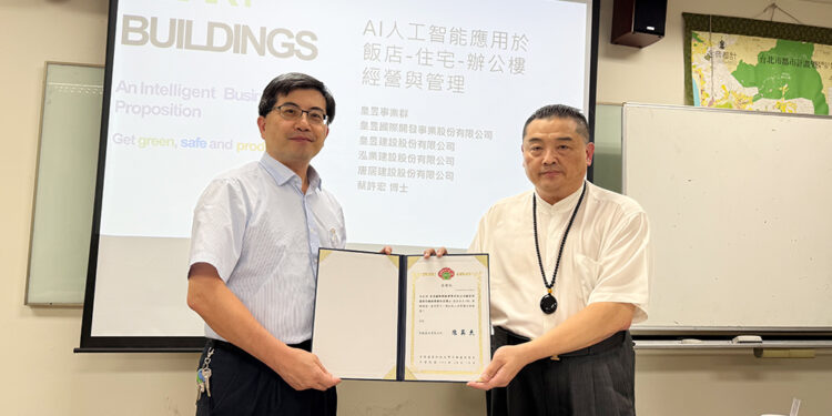 宏国德霖科技大学不动产经营系陈英杰系主任(左)，颁发感谢状，感谢蔡许宏AI博士莅临分享AI智能应用经验