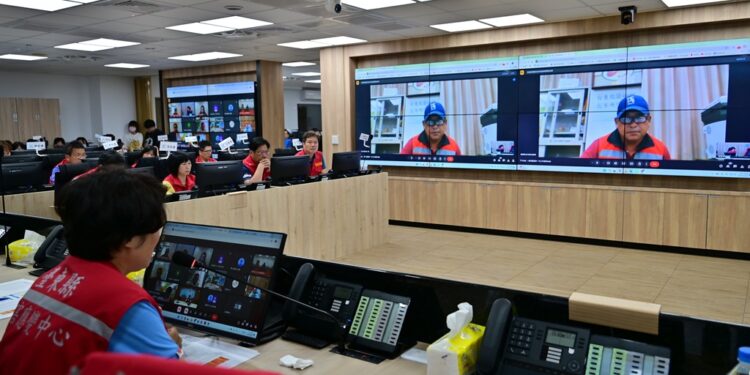 强台康芮将来袭，台东县长饶庆铃特别于下午视察应变中心主持第一次工作会报，并与各乡镇市长进行视讯