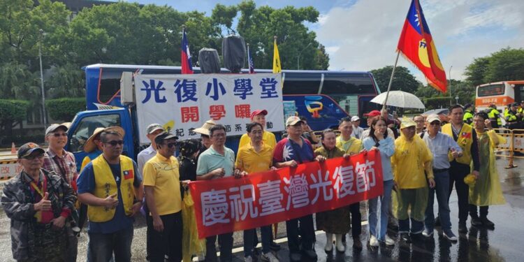 新党办理纪念光复节车队游行，在日台交流协会前举行记者会，呼吁日本政府正视台湾人民的历史正义与尊严