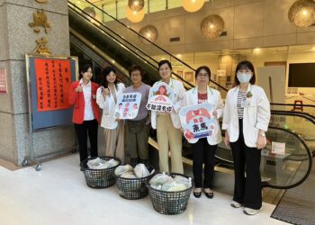 旅北从事食品业的台东人，共捐了58袋、200斤的木瓜给台东马偕义卖，义卖所得共5800元，捐作精神科患者复健基金