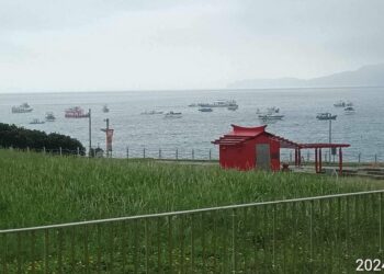 深秋东北季风已经开始来到台湾，近日潮境海湾出现大量渔船齐聚奇景，起初出现在八斗子半岛和基隆屿之间