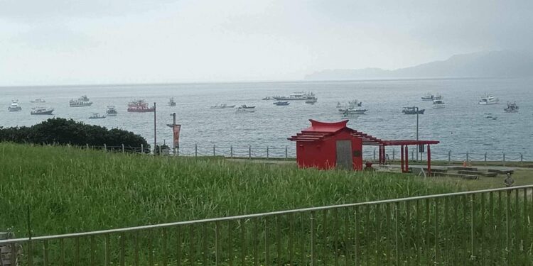 深秋东北季风已经开始来到台湾，近日潮境海湾出现大量渔船齐聚奇景，起初出现在八斗子半岛和基隆屿之间