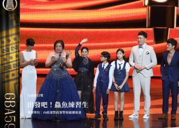 义守大学大传系杰出校友杨淳盛(右二)与团队，以『出发吧！鱻鱼练习生』拿下第59届广播金钟『儿童节目奖』