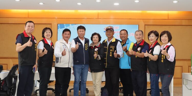 台东市公所23日下午举行捐赠弱势家庭棺木代金补助联合捐赠仪式