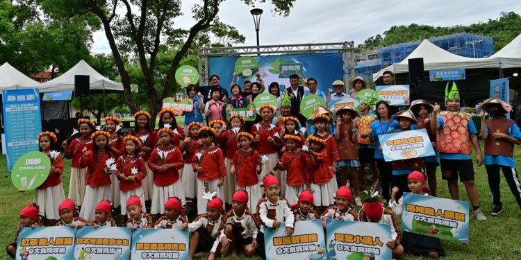 台东县政府今(12)日、明两天在台东旧站特区铁花步道草坪举办『南回寻味节』