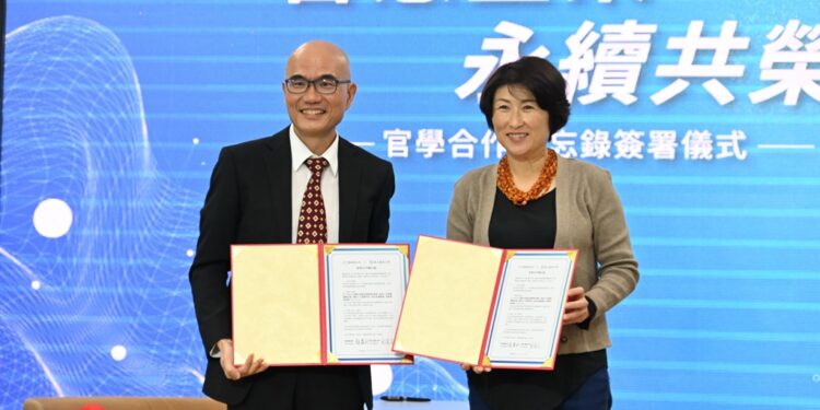 台东县政府全力推动『慢经济』县政发展，县长饶庆铃与国立台东大学校长郑宪宗28日共同签署合作备忘录