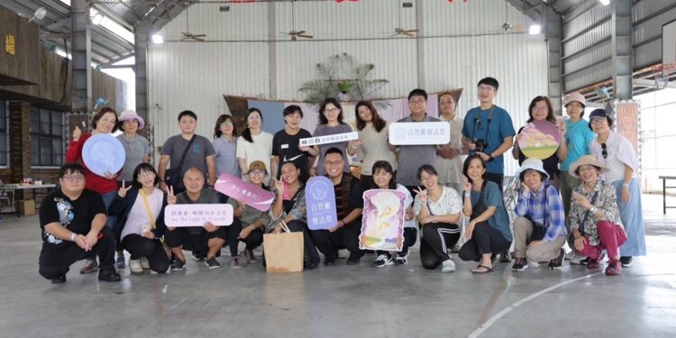 台东县政府独创身心灵休闲美学品牌《自然醒慢活祭》26日于金仑海滩举行『净心慢旅行』，吸引民众踊跃参加