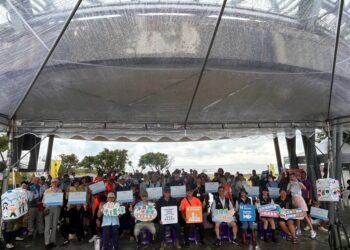 台东县环境保护局26日在台东市国际地标段岸际海滩地办理『携手净滩 用爱守护环保』净滩活动