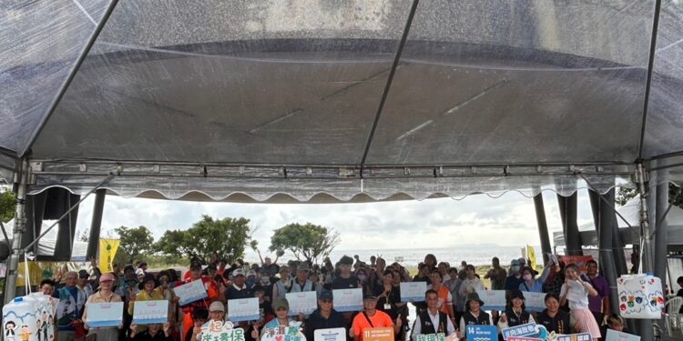 台东县环境保护局26日在台东市国际地标段岸际海滩地办理『携手净滩 用爱守护环保』净滩活动