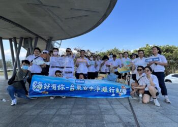 台东县环境保护局长期与县内各级学校师生合作，推动环境教育课程『守护海洋-减塑净滩行动』