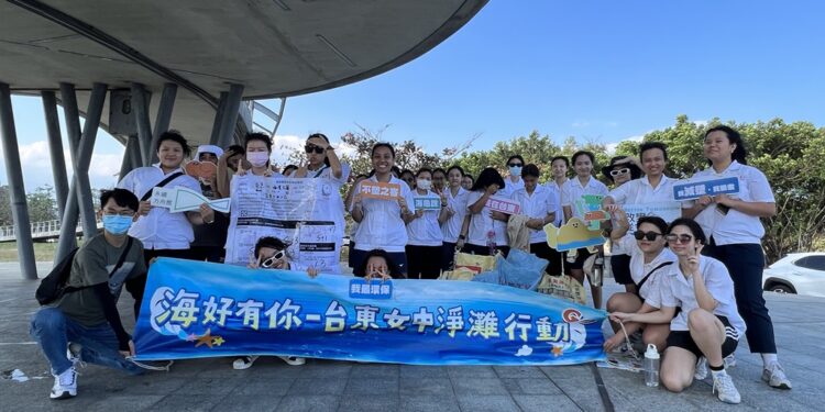 台东县环境保护局长期与县内各级学校师生合作，推动环境教育课程『守护海洋-减塑净滩行动』
